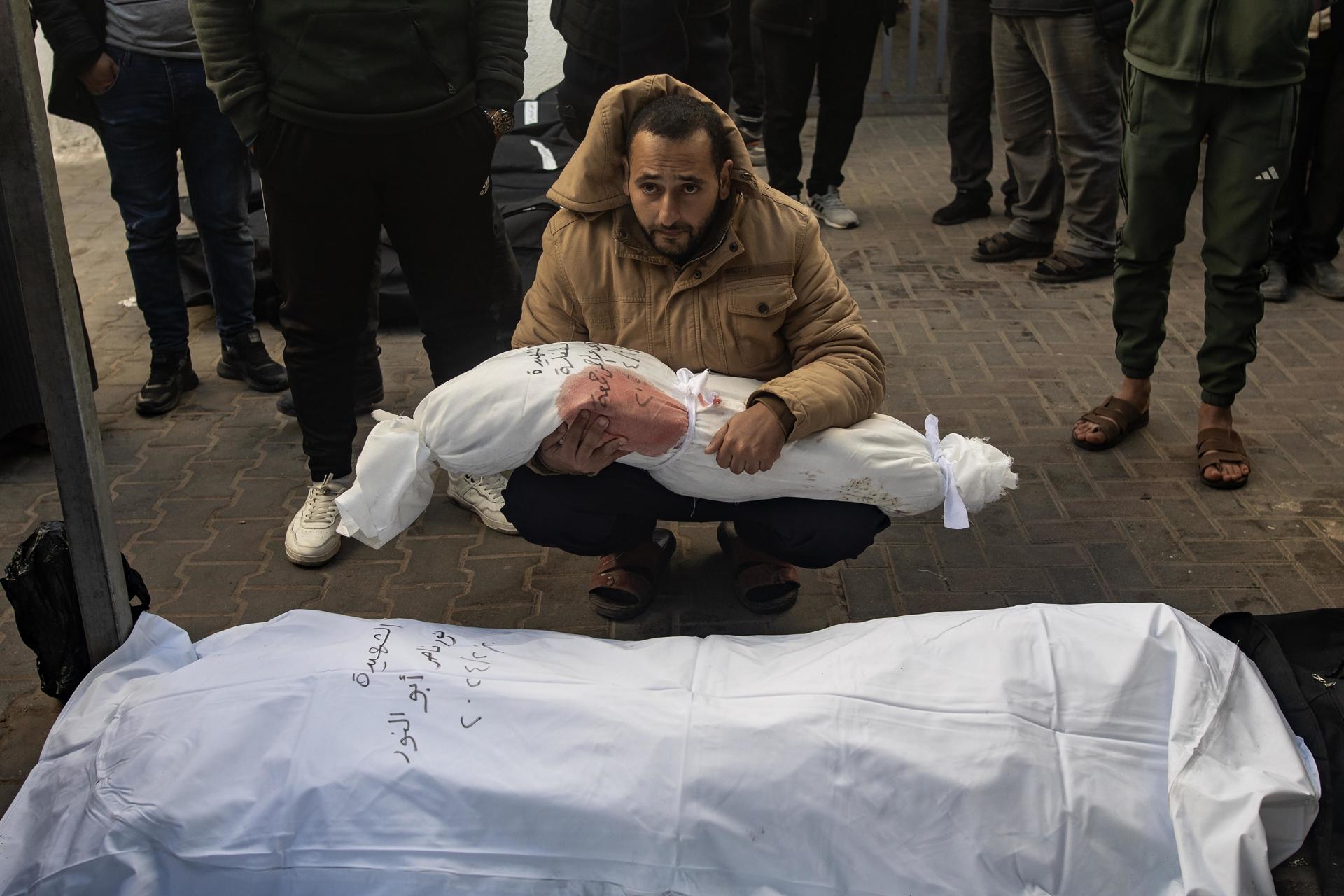Israel killed 70 Gazans on Wednesday, 18 of them while trying to get food | De Último Minuto English