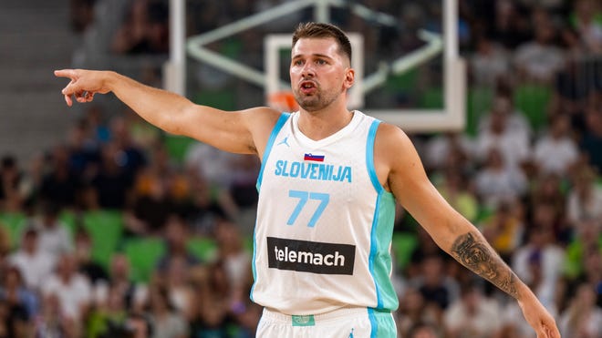 Luka Dončić gets the green light to play for Slovenia after a scare on his knee | De Último Minuto English