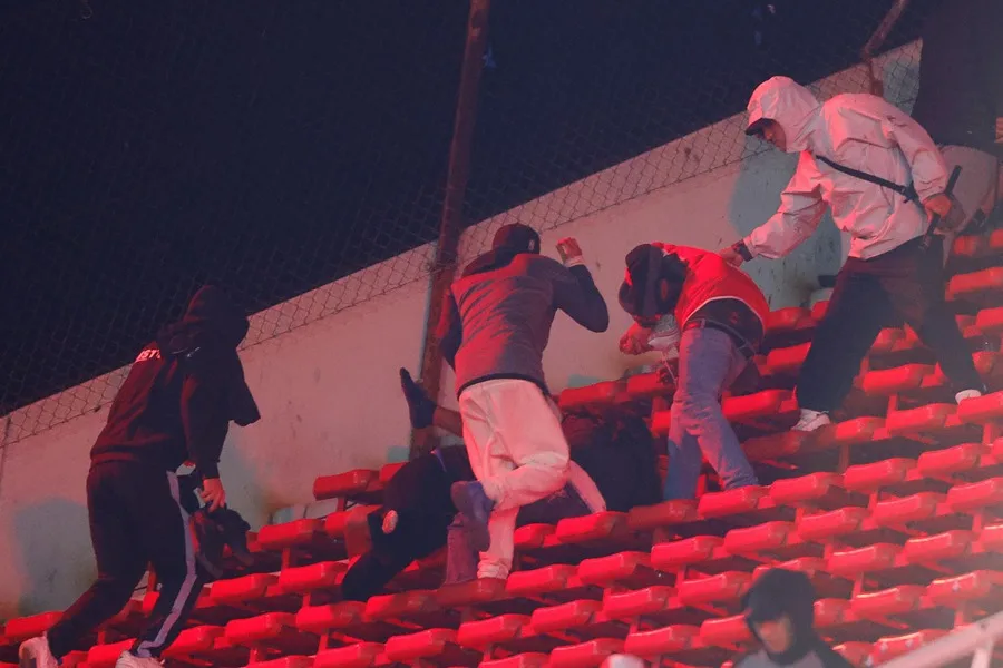 South American Cup match suspended due to violent clashes between fans | De Último Minuto English