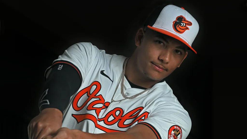 Dominican Samuel Basallo receives news of his MLB promotion from his father | De Último Minuto English