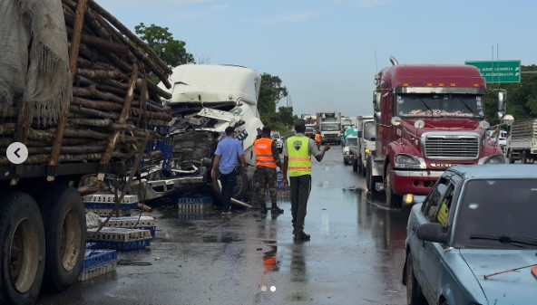 Multiple accident between three trucks causes congestion on the Santo Domingo Beltway | De Último Minuto English