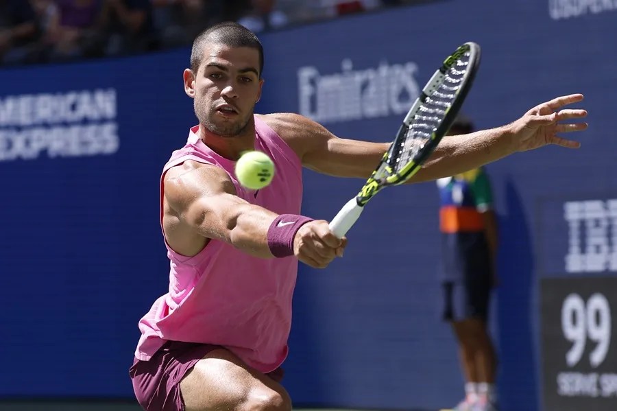 Alcaraz eliminates Rinderknech and advances to quarterfinals in New York | De Último Minuto English