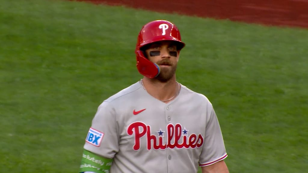 Bryce Harper hits two 440+ foot HRs and becomes the first Phillies player to achieve this in the Statcast era | De Último Minuto English