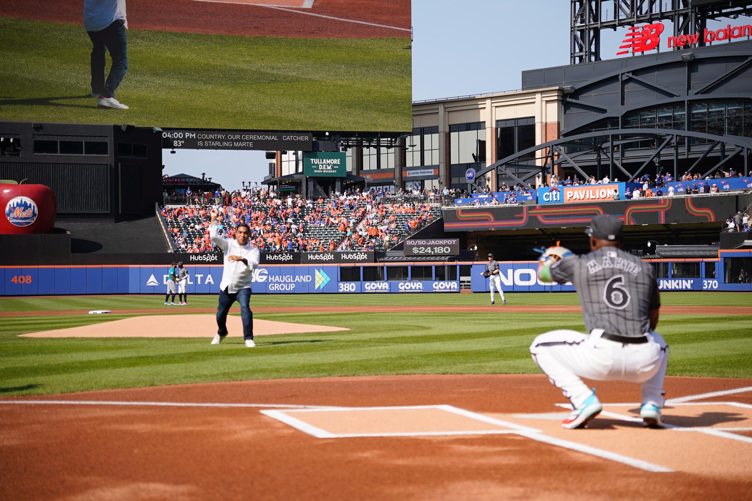 Minister Kelvin Cruz throws first pitch at Citi Field | De Último Minuto English