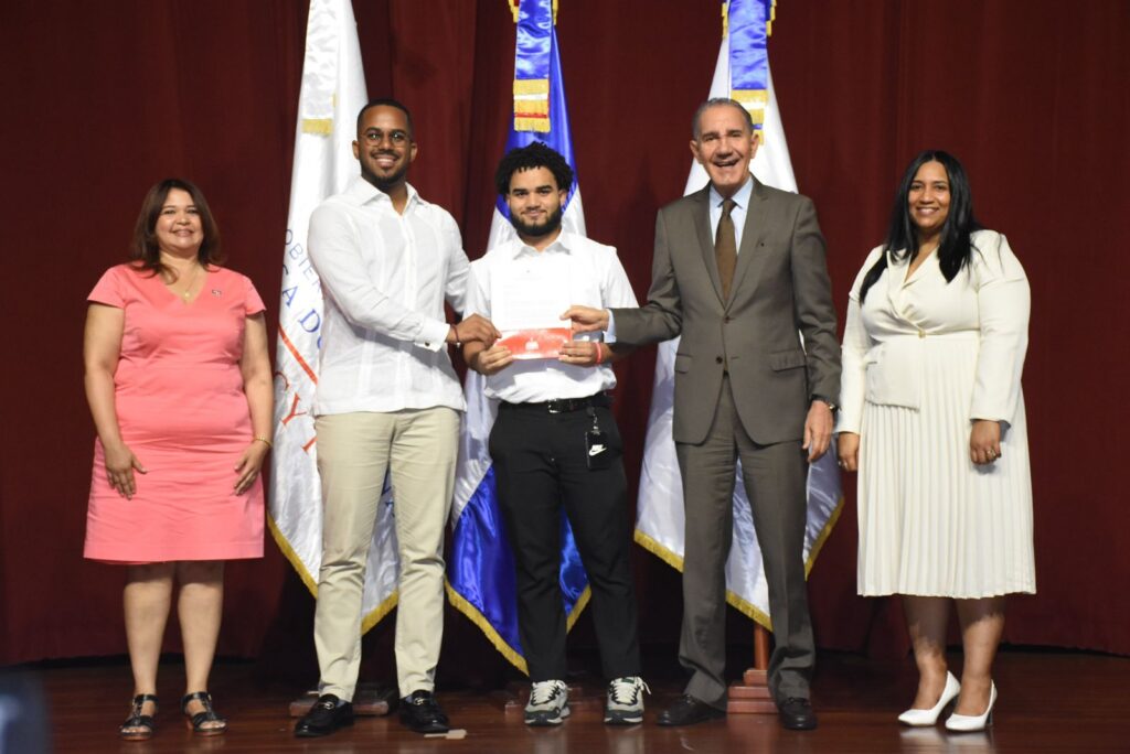 MESCyT and ITLA award 350 national scholarships to students in STEAM careers | De Último Minuto English