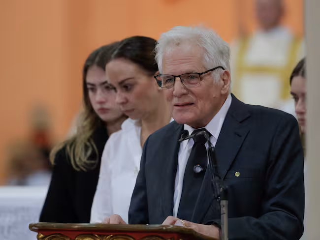 Senator Miguel Uribe Turbay's father will take his place in the presidential dispute | De Último Minuto English