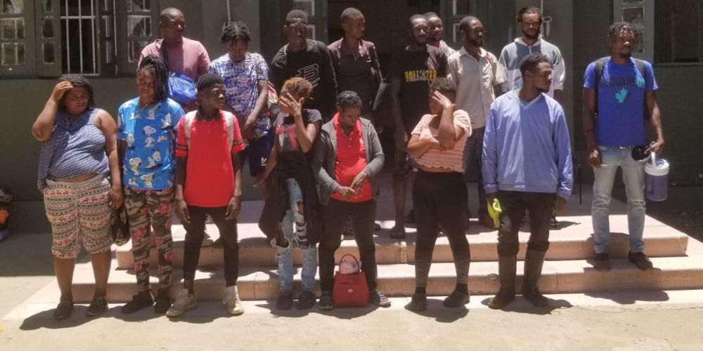 Army detains 19 undocumented immigrants at El Guanal checkpoint in Santiago Rodríguez | De Último Minuto English