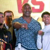 Evander Holyfield and other boxing legends visit Caracas for an exhibition night | De Último Minuto English