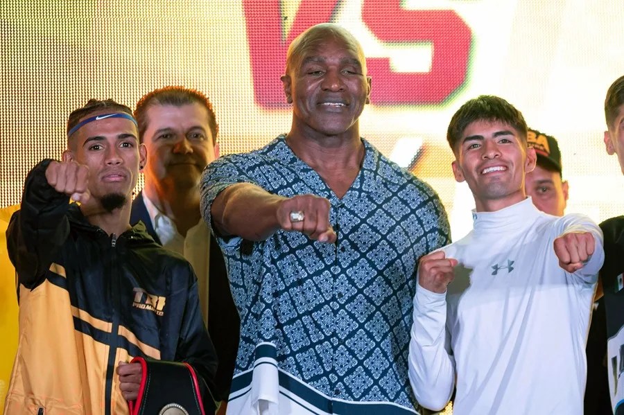 Evander Holyfield and other boxing legends visit Caracas for an exhibition night | De Último Minuto English