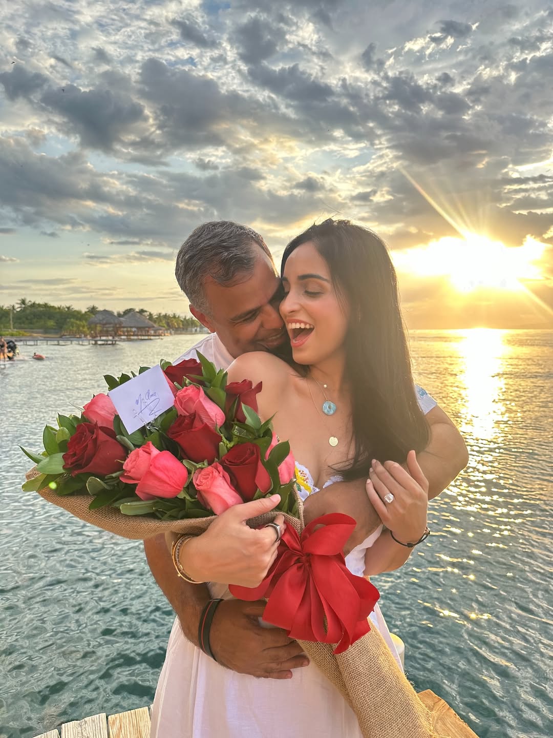 Former Senator Tommy Galán proposes to influencer Ana Mireya Abreu and receives a "yes" | De Último Minuto English