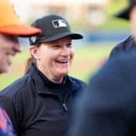 Jen Pawol will make history as the first female umpire in an MLB regular season. | De Último Minuto English