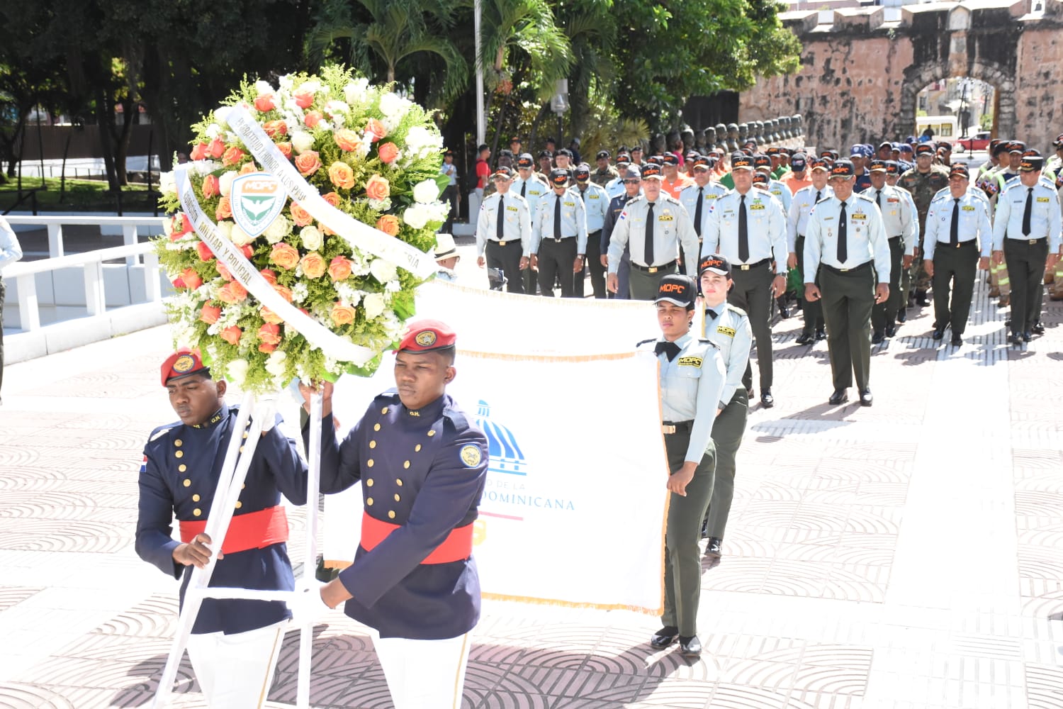 COMIPOL celebrates its 13th anniversary with a floral offering to the Fathers of the Nation | De Último Minuto English