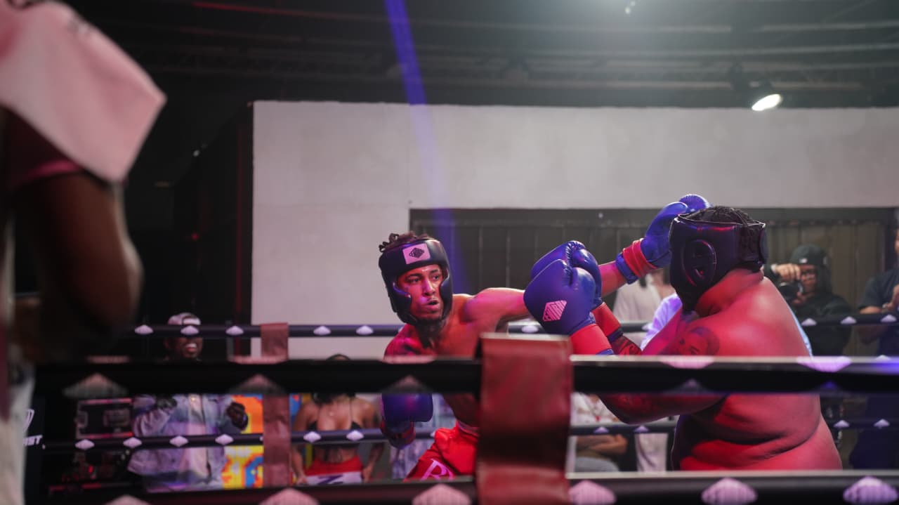 With a technical knockout, Mr. Jiménez defeats Elvin MVP at La Casa de Alofoke | De Último Minuto English