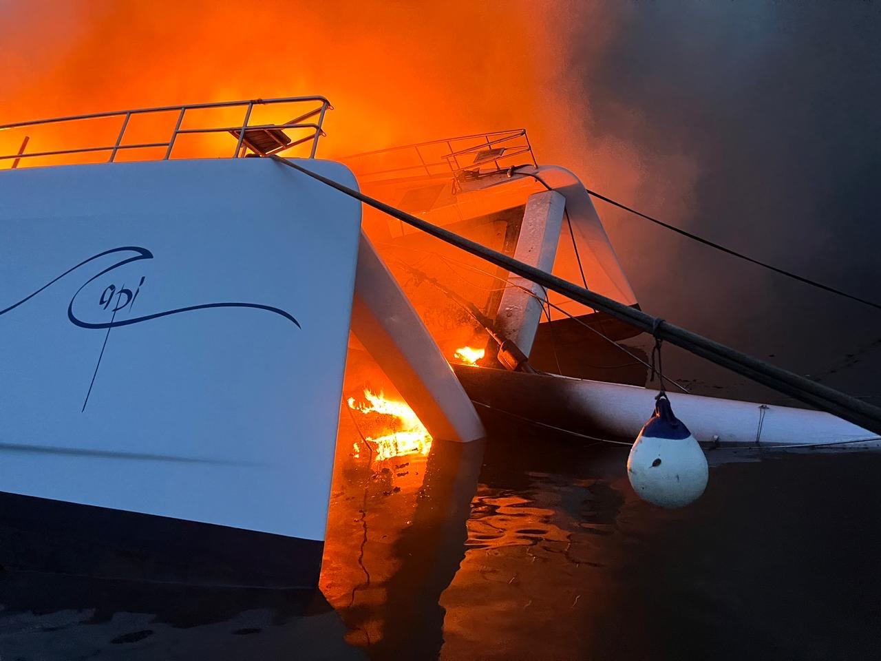 Lightning destroys luxury yacht of businessman Fernando Capellán in Puerto Plata | De Último Minuto English