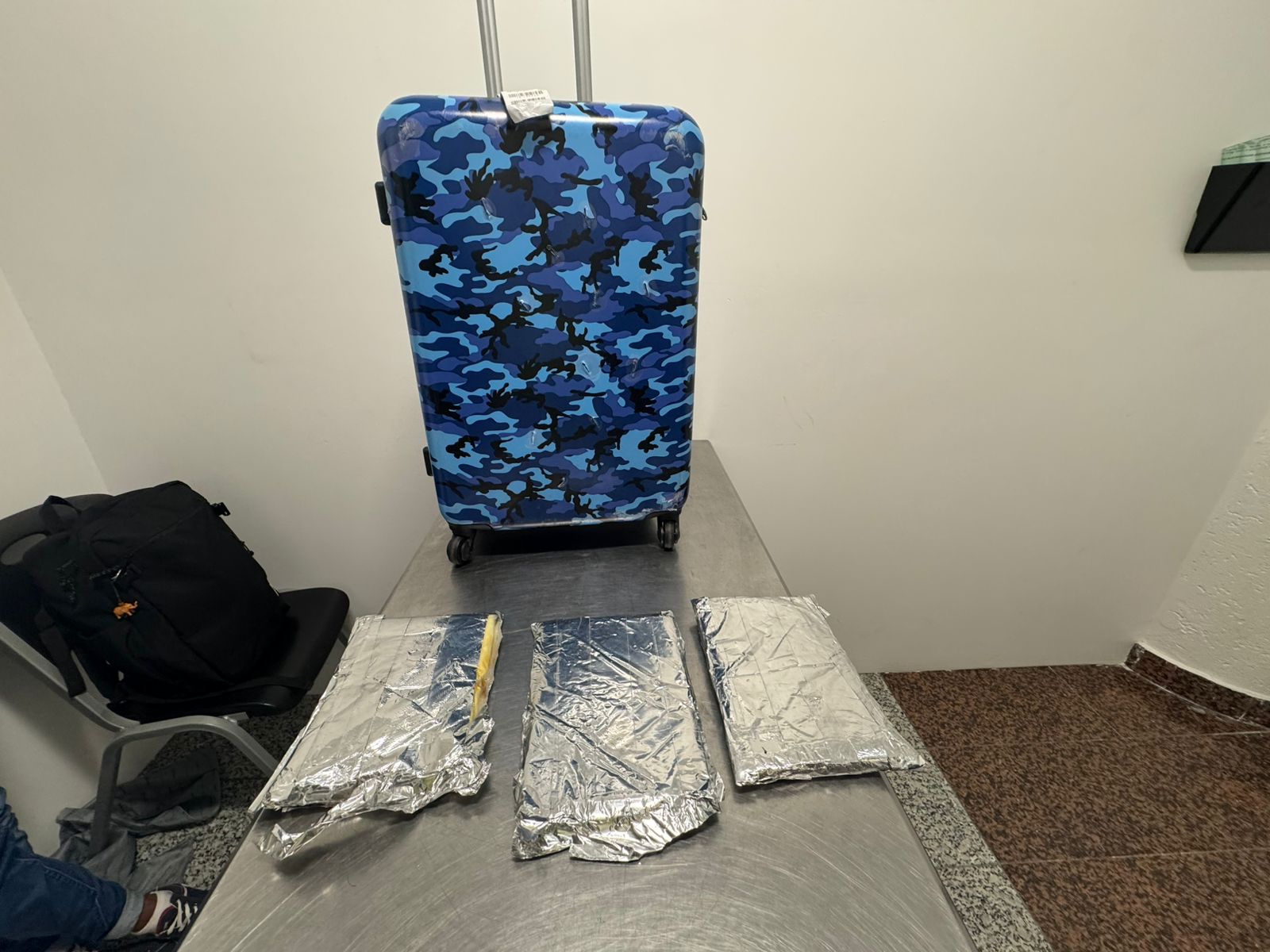 Foreigner arrested trying to travel to Spain with three sheets of alleged cocaine hidden in suitcase | De Último Minuto English