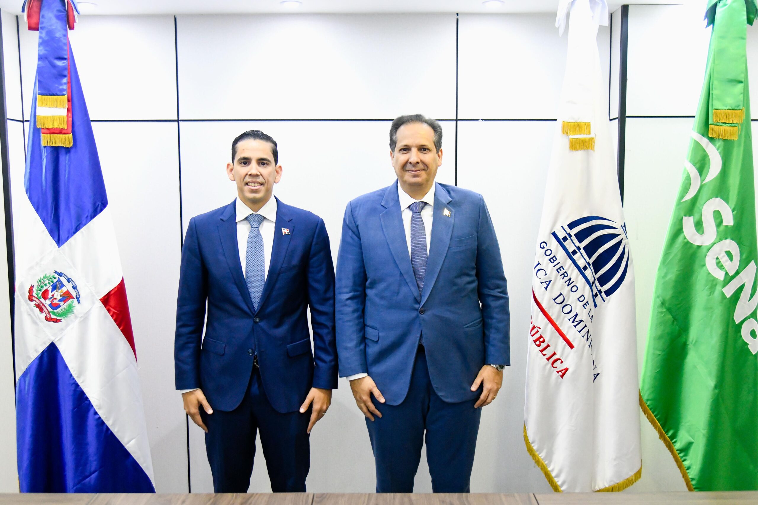 Víctor Atallah swears in Edward Guzmán as the new executive director of SeNaSa | De Último Minuto English