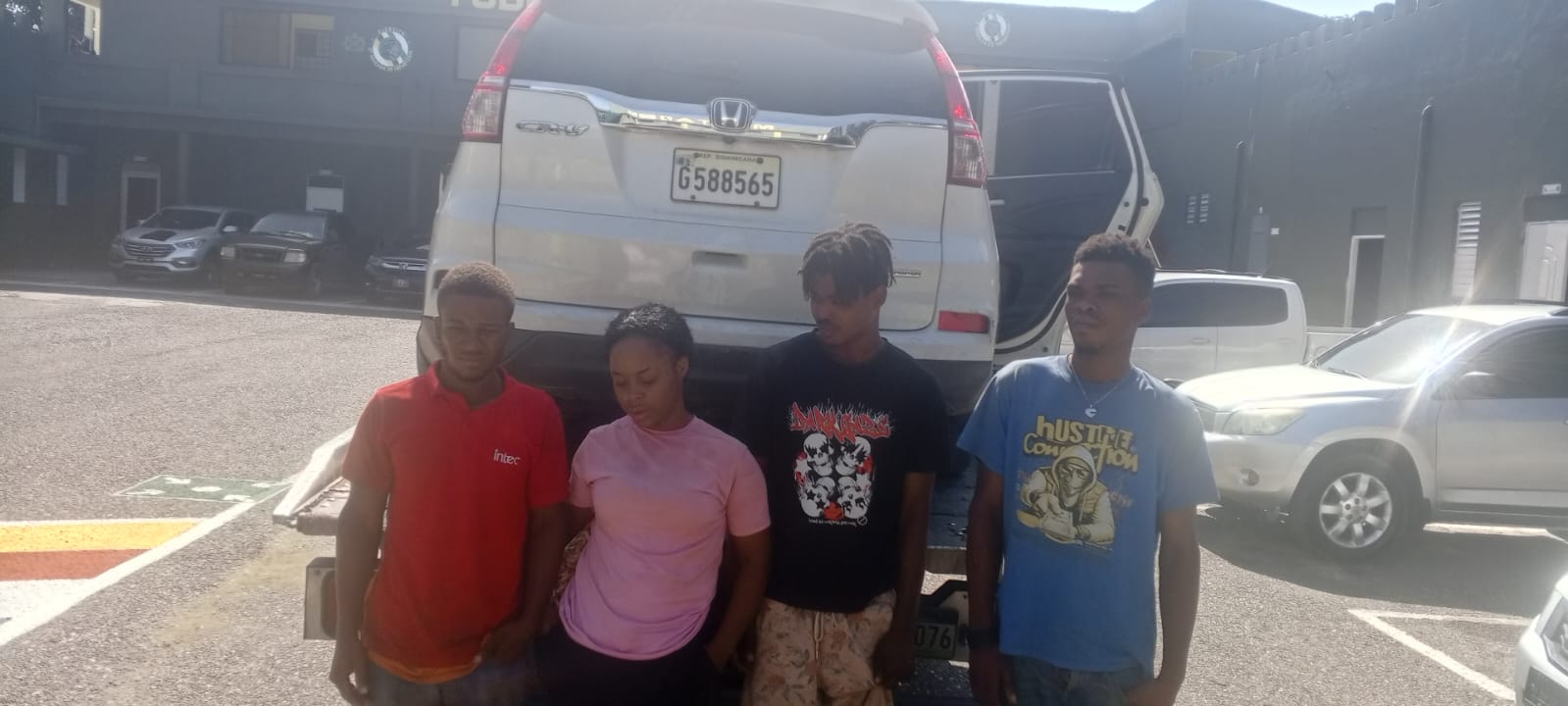 Vehicle intercepted with undocumented Haitians; known smuggler manages to escape | De Último Minuto English