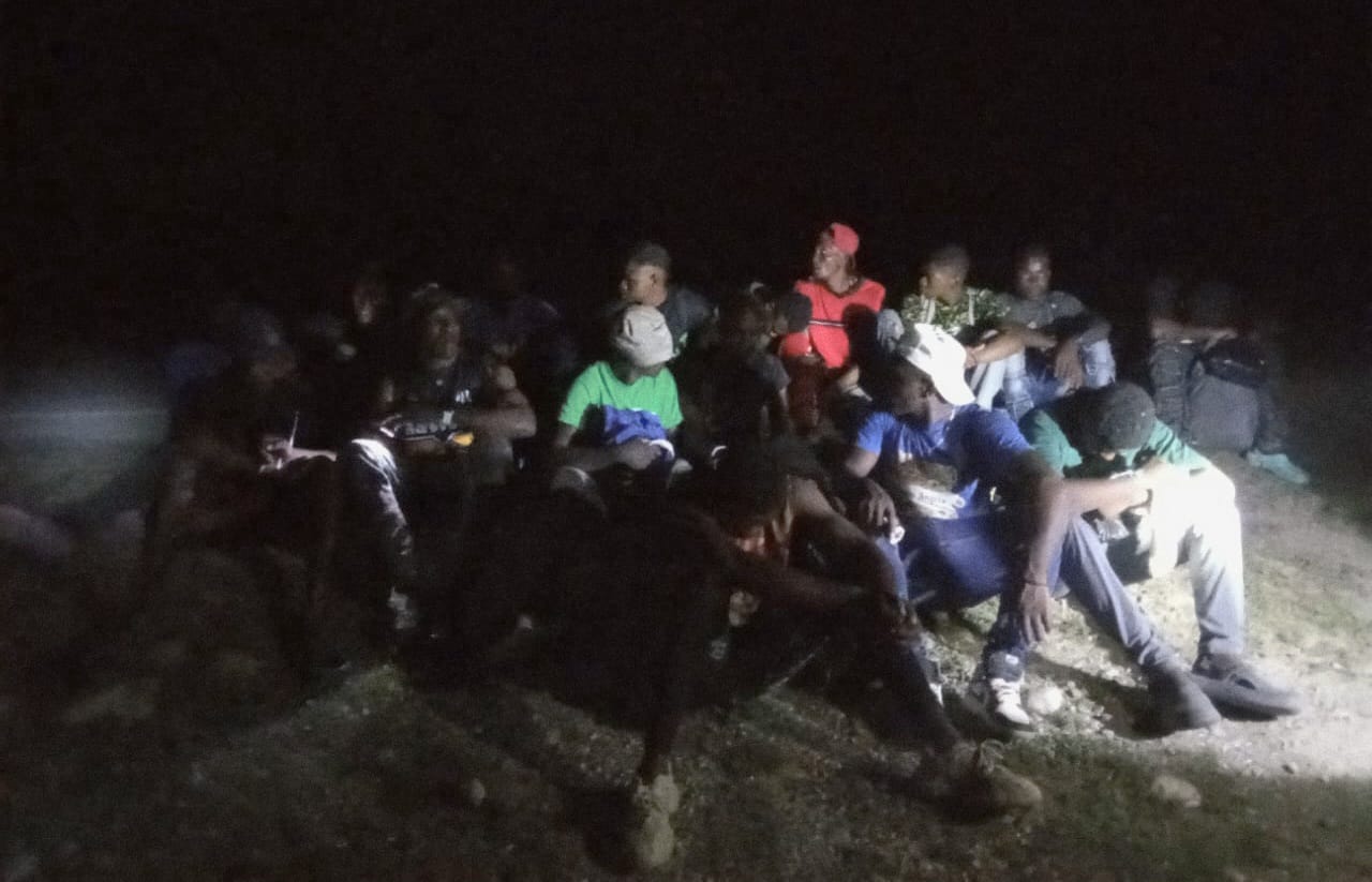 Group of undocumented Haitians hidden in bushes in Azua detained | De Último Minuto English