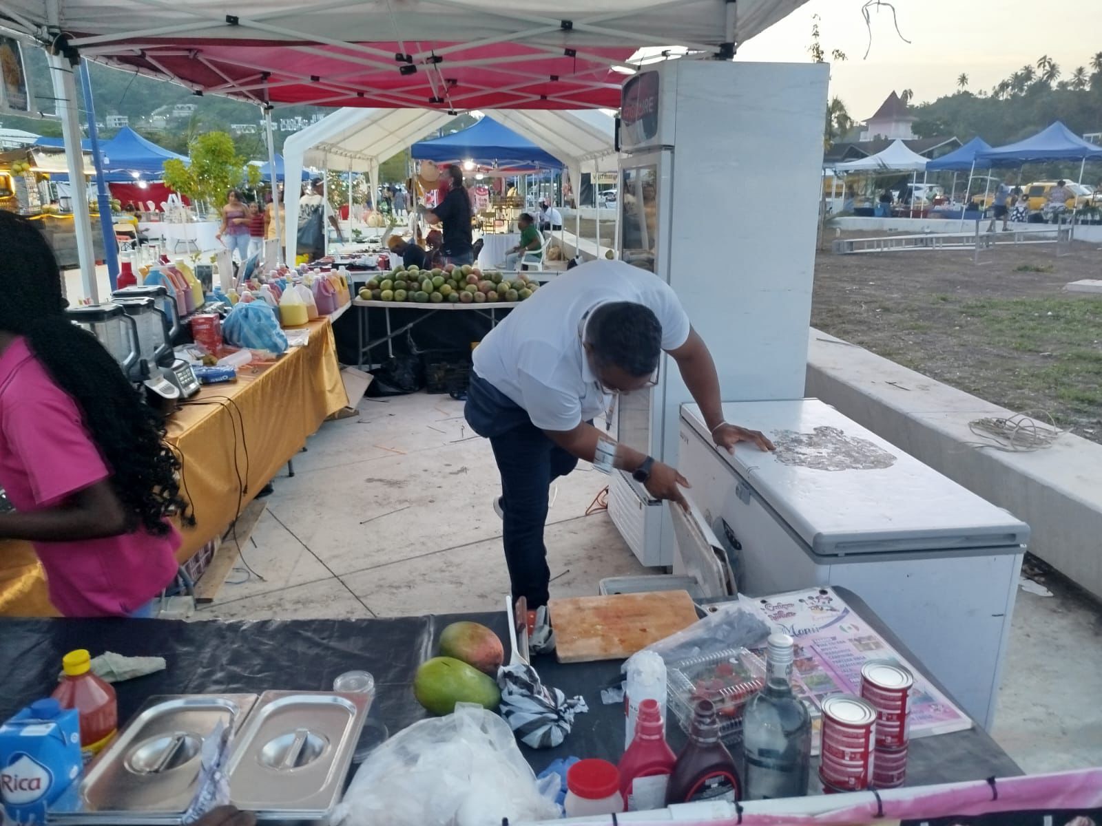 Public Health monitors gastronomy businesses at the Coconut Festival in Samaná | De Último Minuto English