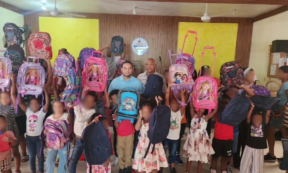 Communicator Manuel Cruz delivers school supplies to underprivileged children | De Último Minuto English