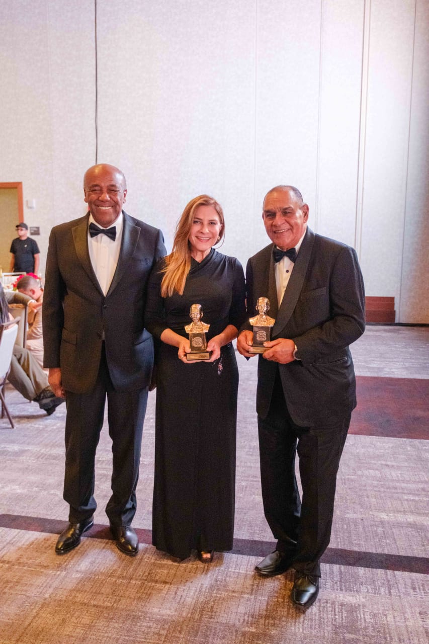 Carolina is recognized with the "Excellence in the Great Dominican Merit 2025" award | De Último Minuto English