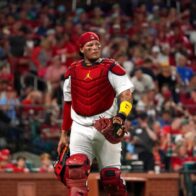 Yadier Molina returns to the Cardinals' dugout as a guest coach | De Último Minuto English