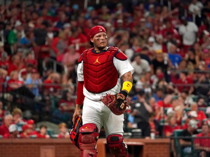 Yadier Molina returns to the Cardinals' dugout as a guest coach | De Último Minuto English