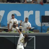 Tatis Jr. steals home run from Rafael Devers and Padres are one game behind first place | De Último Minuto English
