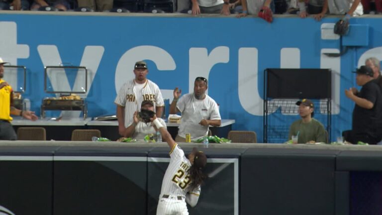 Tatis Jr. steals home run from Rafael Devers and Padres are one game behind first place | 11 | Tatis Jr. steals home run from Rafael Devers and Padres are one game behind first place | De Último Minuto English