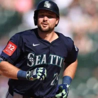 Cal Raleigh hits two home runs and breaks historical record among catchers | De Último Minuto English