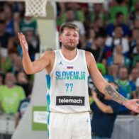 Luka Doncic raises alarms after taking a hit to his right knee against Latvia | De Último Minuto English