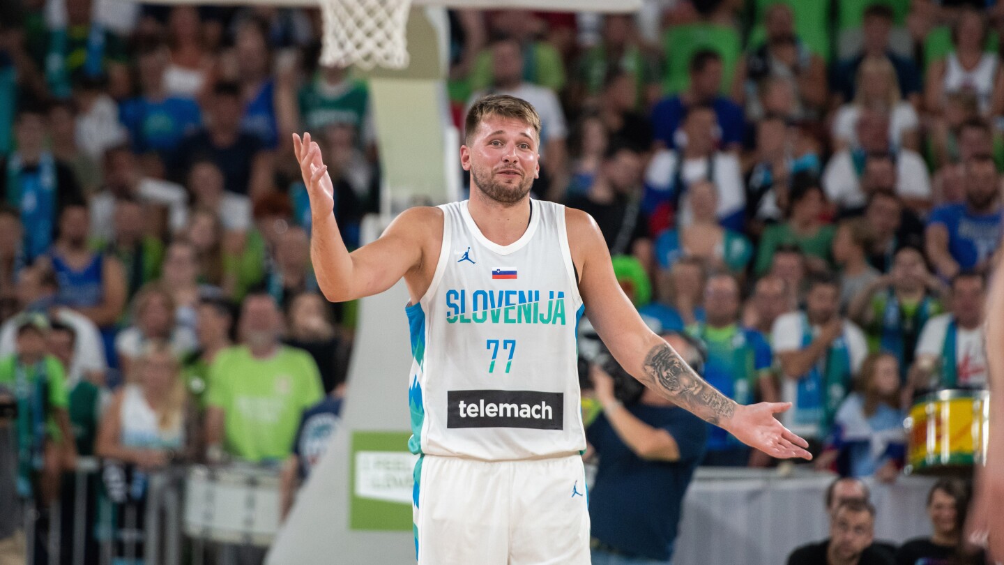 Luka Doncic raises alarms after taking a hit to his right knee against Latvia | De Último Minuto English
