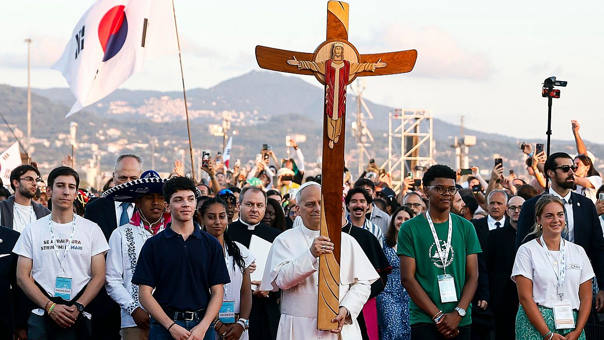 Leo XIV calls to "build a more humane world" in a massive Jubilee of Youth | De Último Minuto English
