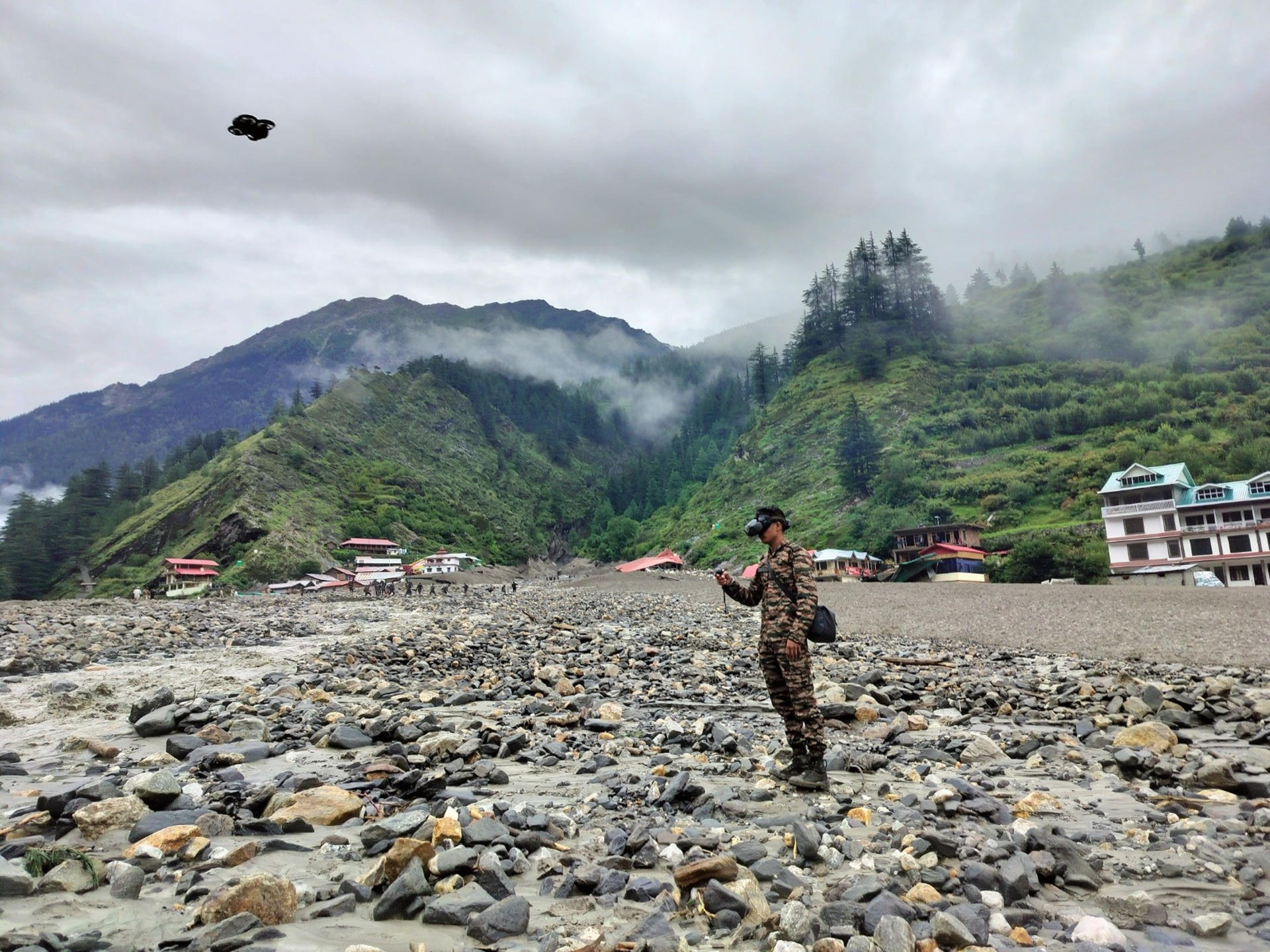More than 100 missing and at least 5 dead due to a flash flood in the Indian Himalayas | De Último Minuto English