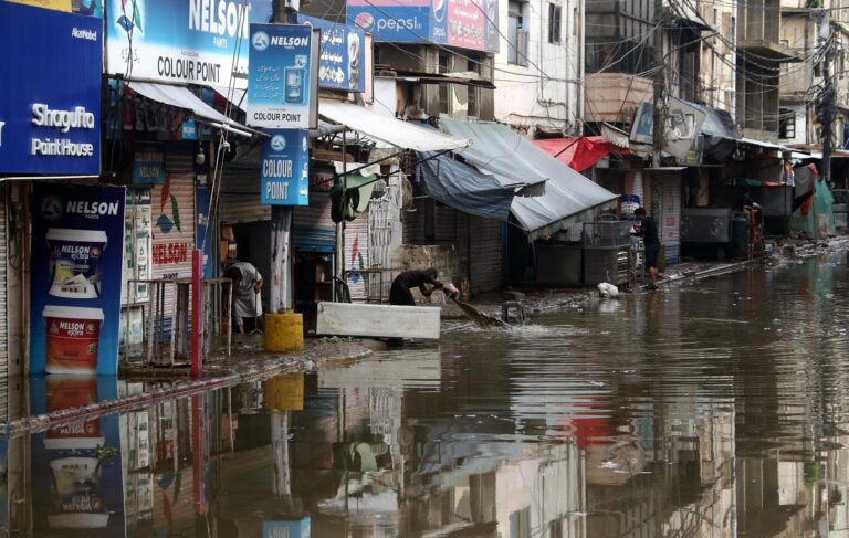 Death toll in Pakistan rises to 739, with Karachi paralyzed by the rains | De Último Minuto English