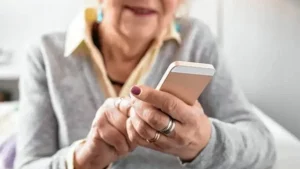 Scammers steal $31,000 from a Russian retiree through a new messaging app in Russia | De Último Minuto English