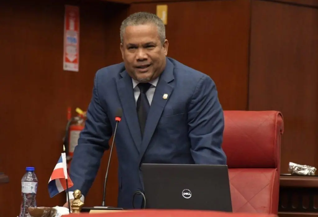 Senator Héctor Acosta calls for a silent march against prolonged blackouts in Monseñor Nouel | De Último Minuto English