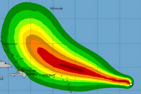 Hurricane Erin is located 280 km northeast of Punta Cana; downgraded to category 3 but could re-intensify | De Último Minuto English