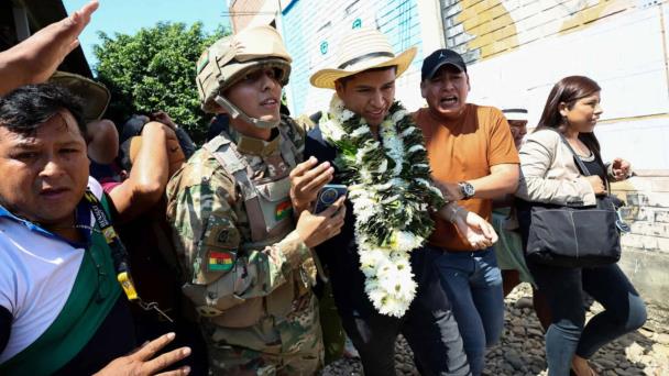 A mob stones candidate Andrónico Rodríguez after casting his vote in Bolivia | De Último Minuto English
