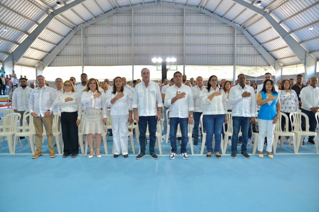Abinader and Cruz deliver the completely renovated Las Caobas Sports Center | De Último Minuto English