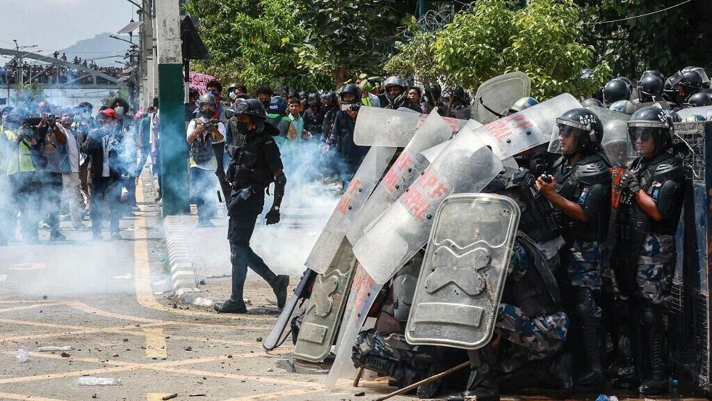 Nepal raises the death toll in the protests to 25 as prisoners escape from several prisons | De Último Minuto English