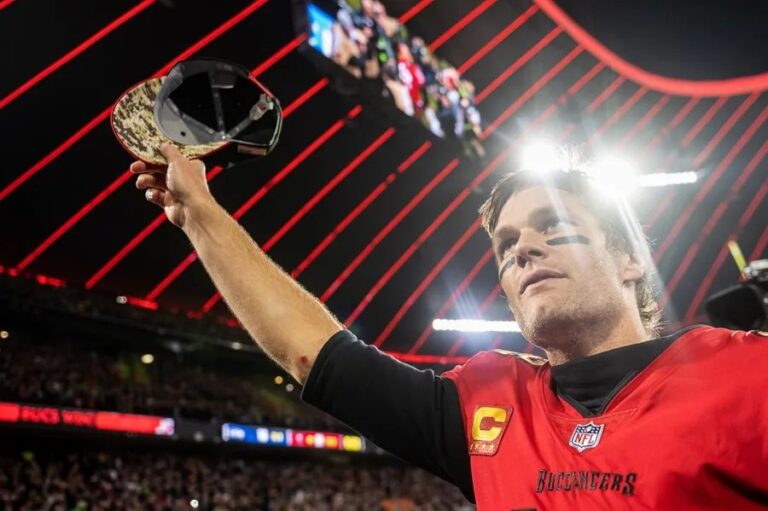 Tom Brady comes out of retirement to play flag football in Saudi Arabia | De Último Minuto English