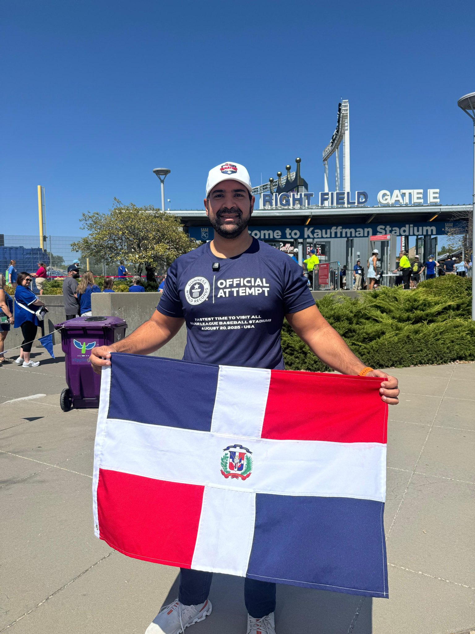 Dominican Jepssy Beltré achieves Guinness World Record by visiting all 30 Major League Baseball stadiums in just 25 days | De Último Minuto English