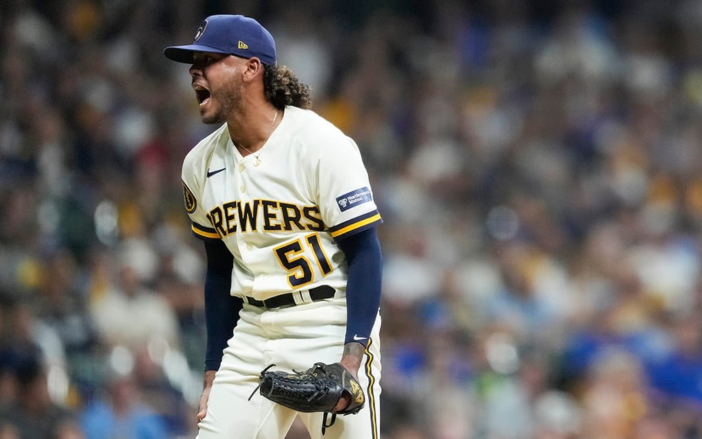 Freddy Peralta strikes out 10 and leads Brewers' victory towards the postseason | De Último Minuto English