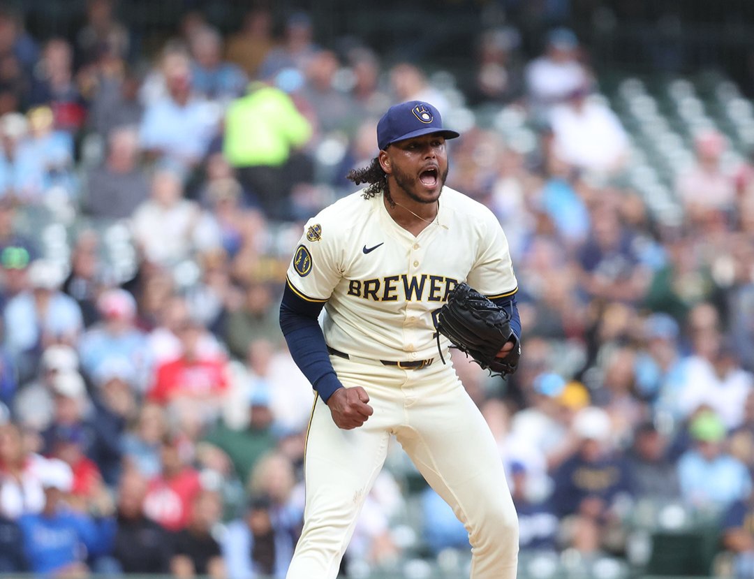Freddy Peralta achieves his third consecutive season with 200 strikeouts and joins Martínez, Marichal, and Soto | De Último Minuto English