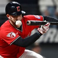 David Fry exits the game after being hit in the face by a pitch in the Guardians' victory over the Tigers | De Último Minuto English