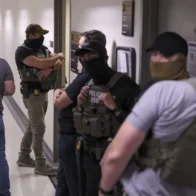 Agent fired for throwing an immigrant to the ground in a New York federal building | De Último Minuto English