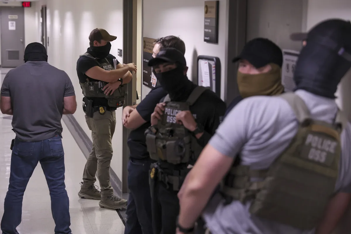 Agent fired for throwing an immigrant to the ground in a New York federal building | De Último Minuto English