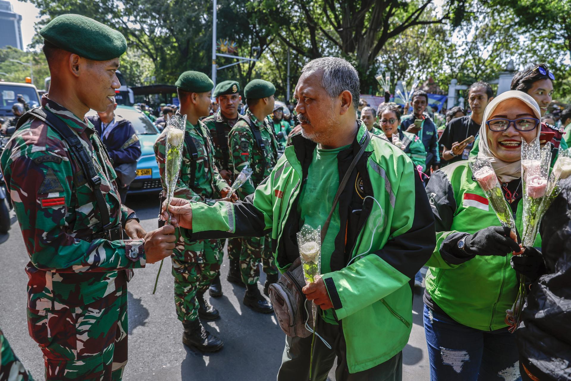 Transportation 'apps' employees protest in Indonesia amid heavy police deployment | De Último Minuto English