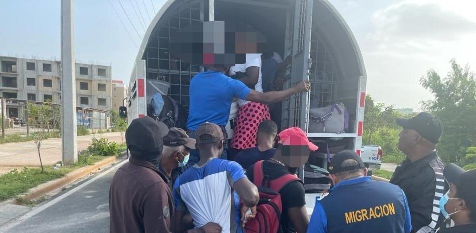 Migration stops 1,425 undocumented Haitian nationals and deports another 1,243 | De Último Minuto English